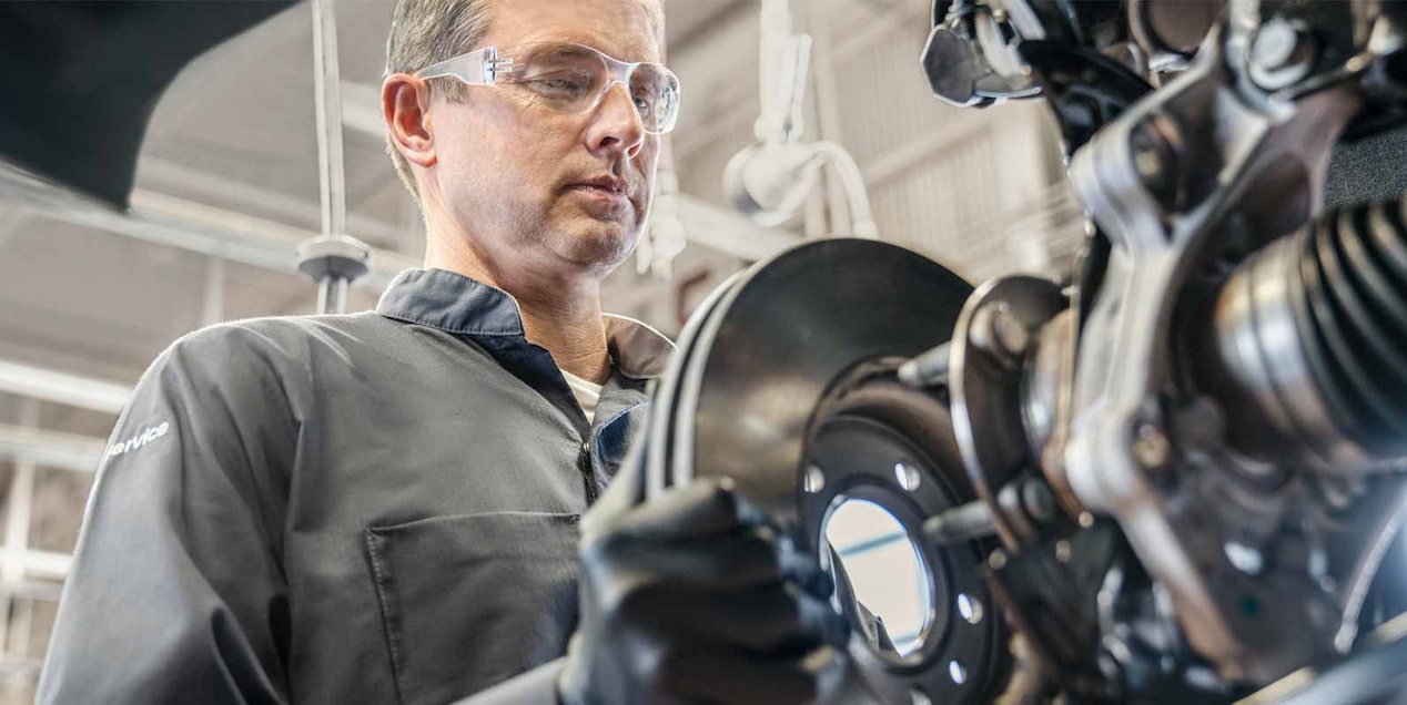 GM Certified Service technician replacing brake rotor