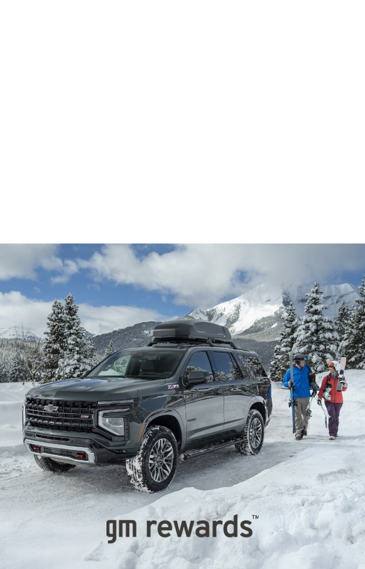 2 people with skis walking to car